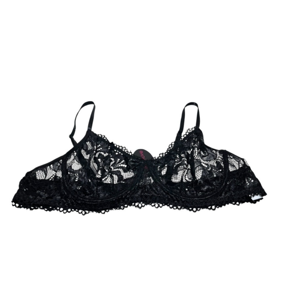 Elegant Black Lace Bra with Floral Pattern and Demi-Cup Style